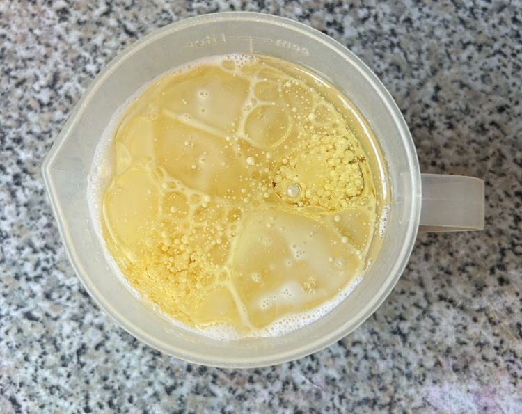 Die flüssigen Zutaten (Soja- oder Mandelmilch, Rapsöl) mischen