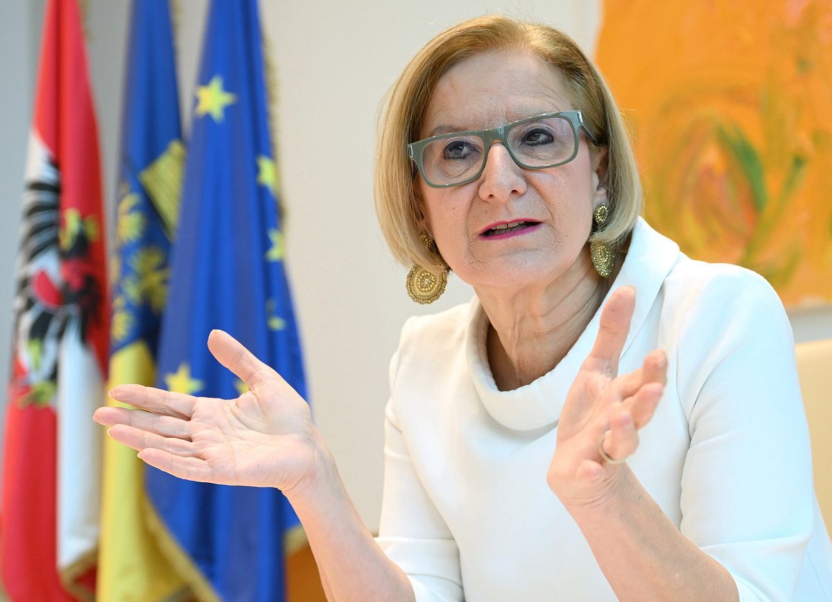 Ihr Herz für Schwarz und Rot: Mikl-Leitner und Nehammer im &amp;quot;Blattsalat ...