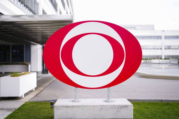 ORF-Logo vor dem ORF-Zentrum auf dem Wiener Küniglberg. 