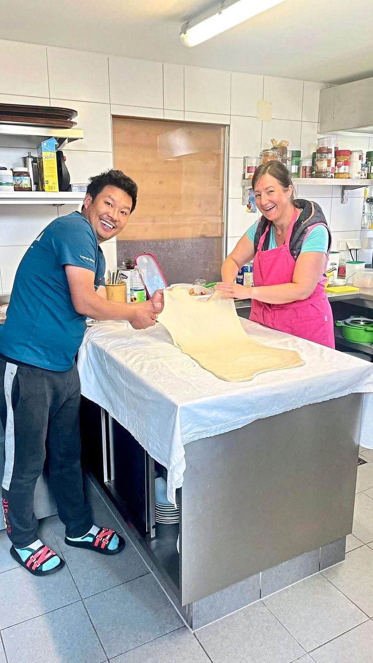 Babu Tamang macht Apfelstrudel mit einer Kollegin