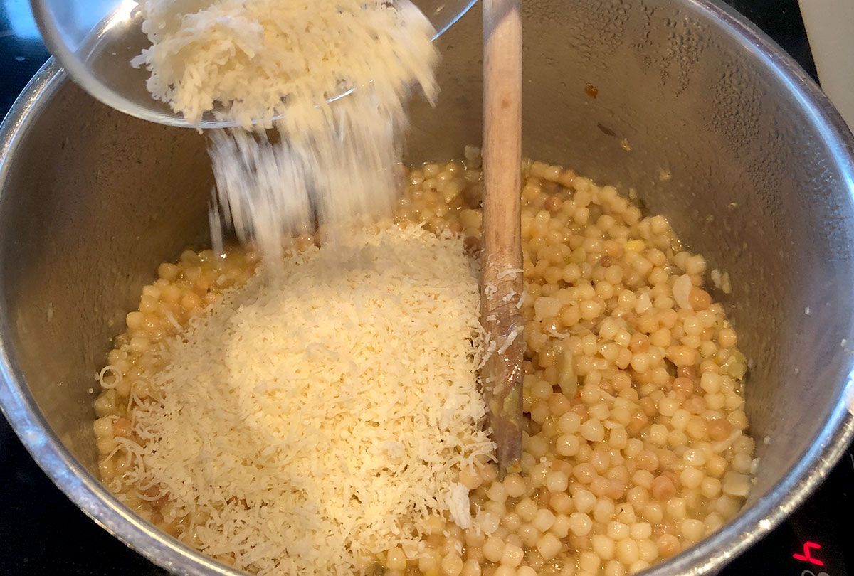 Rezept für Fregola mit Artischocken, Parmesan und Zitrone ... Rezept für Fregola mit Artischocken, Parmesan und Zitrone ...