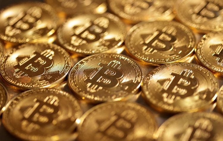 Das Bild zeigt symbolische Bitcoin-Münzen