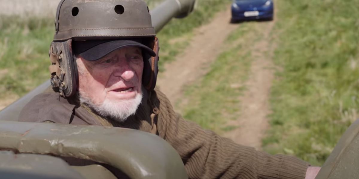 Gegen Faschismus: 98-jähriger Weltkriegsveteran fährt mit Panzer über Tesla