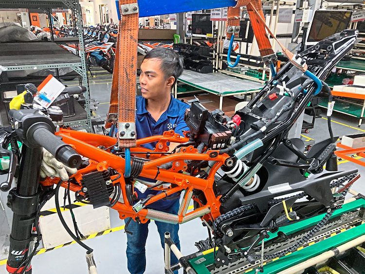 Ein Motorrad wird im KTM-Werk bei Manila montiert