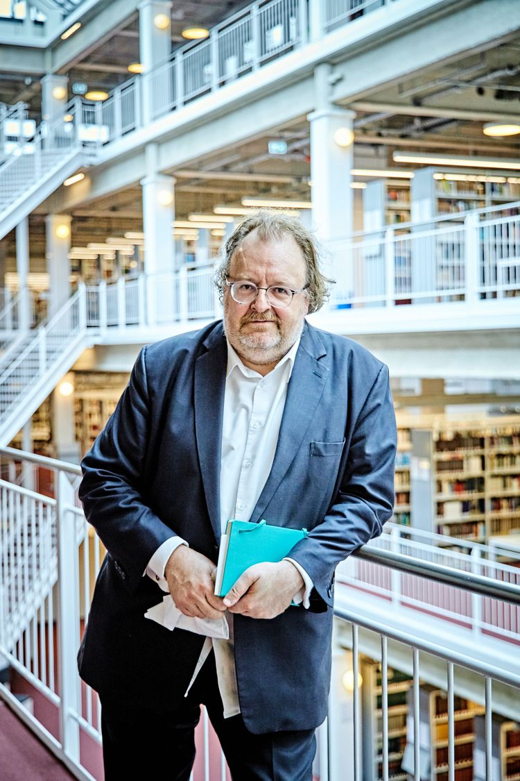 FAZ-Herausgeber Jürgen Kaube in der Camueus Bibliothek der Freien Universität Berlin.