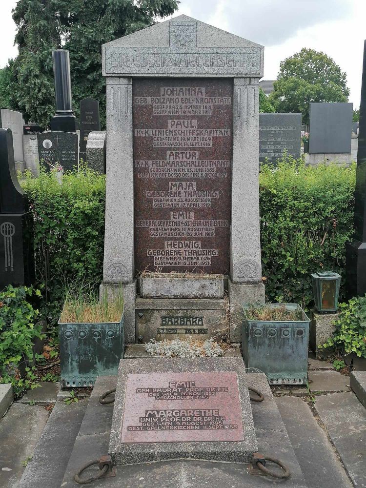 Mecenseffys letzte Ruhestätte im Familiengrab auf dem Döblinger Friedhof.