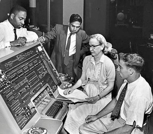 Die Computerpionierin Grace Murray Hopper arbeitet 1960 mit einem Computer.