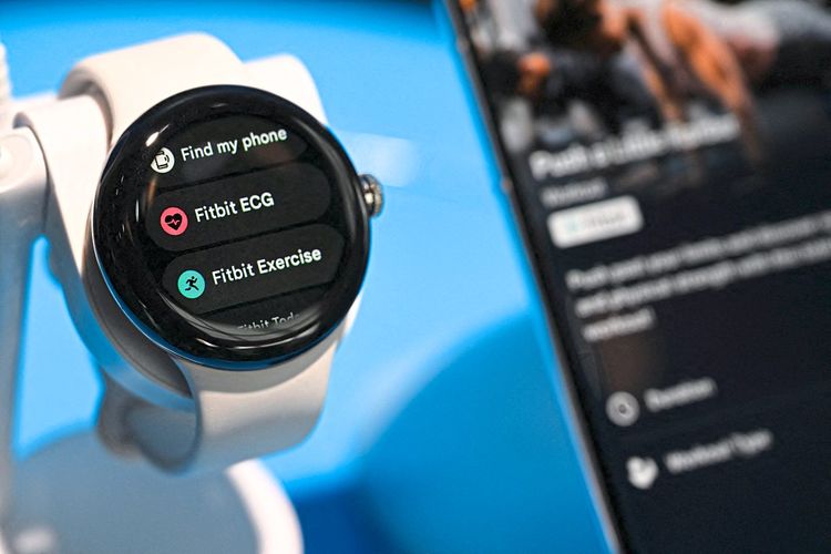 Eine Pixel Watch mit Fitbit-App