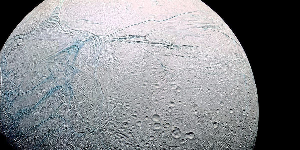 Gewaltige Wasserfontäne auf Saturnmond Enceladus entdeckt