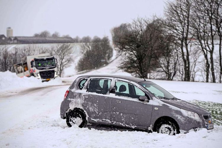 Viele ahnungslos: Laute Musik im Auto im Winter führt zu Gefahr