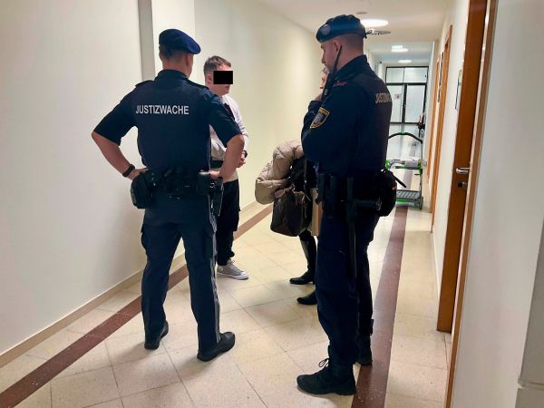 Prozess-gegen-29-j-hrigen-Frauenhasser-der-Passantinnen-mit-F-kalien-bersch-ttete