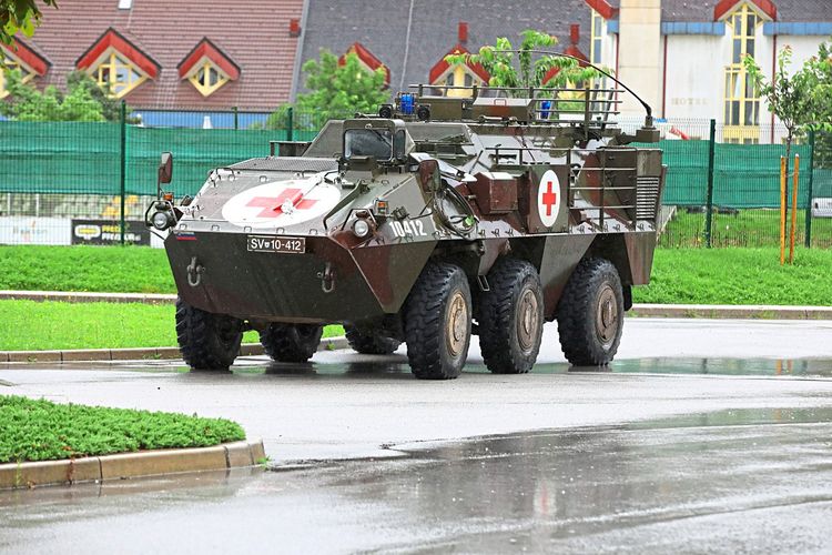 Ein slowenisches Militärfahrzeug mit rotem Kreuz oben.