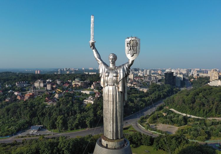 Die Stahlstatue Mutter Heimat mit dem ukrainischen Wappen in der Hand.