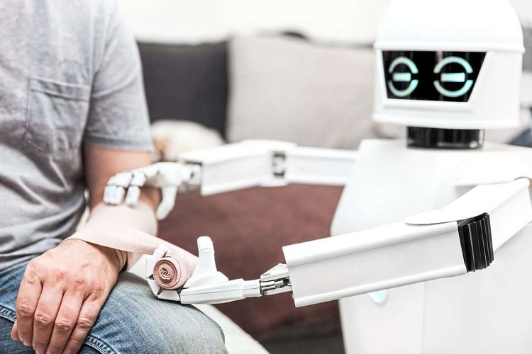 Assistenz-Roboter verbindet den Arm eines Patienten in dessen Zuhause