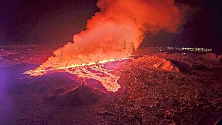 Ein Vulkan spuckt Lava und Rauch bei einem Ausbruch in der Nähe von Grindavík