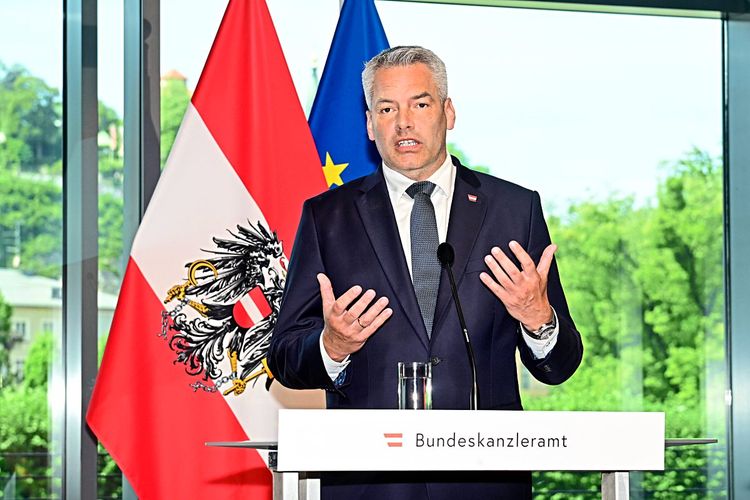 Karl Nehammer (ÖVP) bei der Pressekonferenz in Salzburg.
