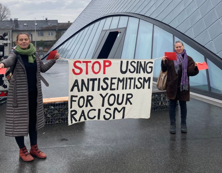 Protest gegen Mikl-Leitners Haltung zum Israel-Palästina-Konflikt vor der Landesgalerie in Krems.