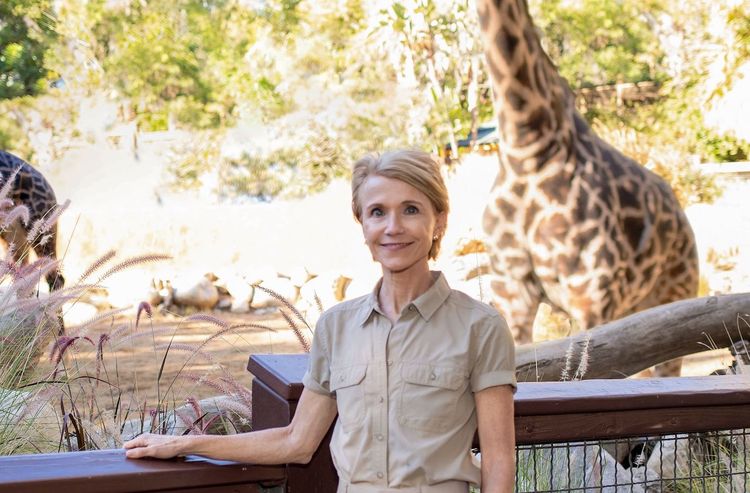 Kardiologin Barbara Natterson-Horowitz steht vor einem Giraffengehege