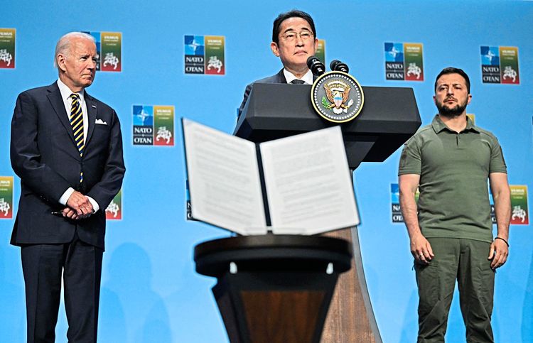 Japans Premier Fumio Kishida (Mitte) mit US-Präsident Joe Biden (links) und dem ukrainischen Präsident Wolodymyr Selenskyj (rechts).