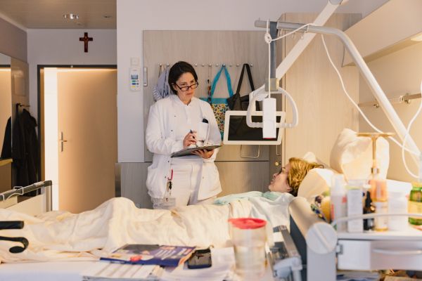 Sie-managt-Omas-Entlassung-aus-dem-Spital