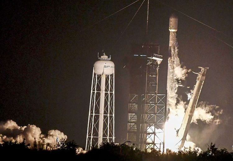 Falcon 9-Rakete hebt ab. 