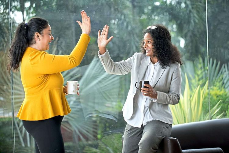 zwei Frauen geben sich ein high five