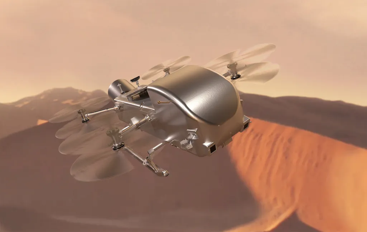 Ein silberner Helikopter fliegt über Sanddünen