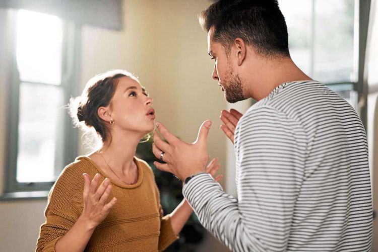 Ein junges Paar streitet heftig miteinander