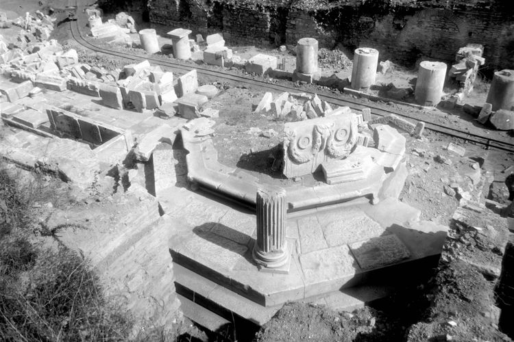 Schwarz-weiß Bild der Ruinen des Oktogon