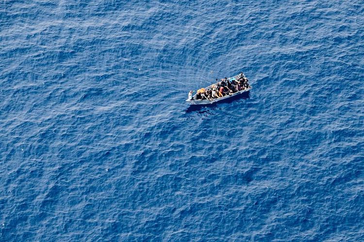 Ein Flüchtlingsboot ohne Antrieb