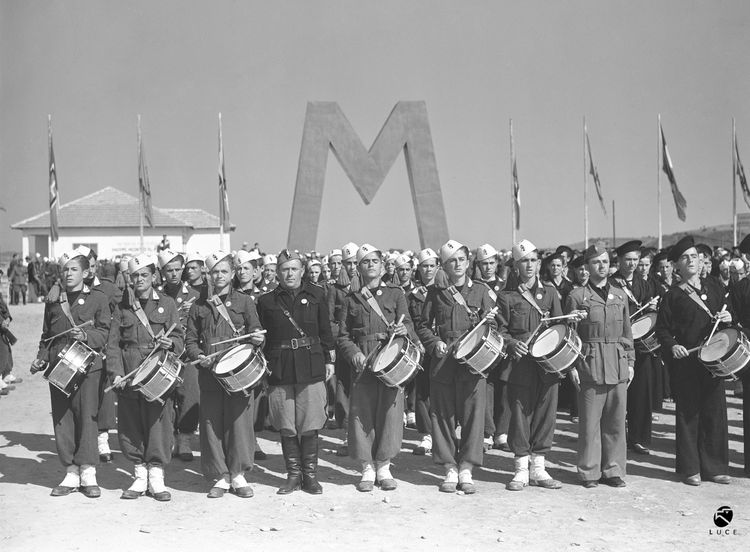 Männer in Uniform, Schwarz-Weiß-Foto