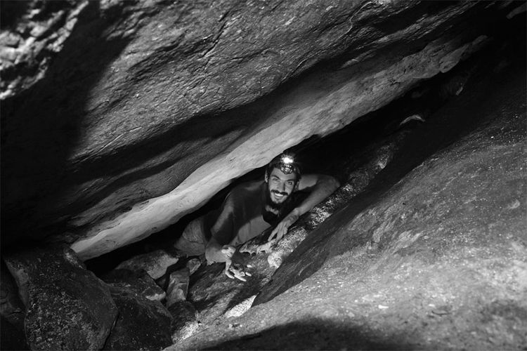 Höhle, Lampen, Schädel, Geisterbeschwörung in der Te'omim-Höhle
