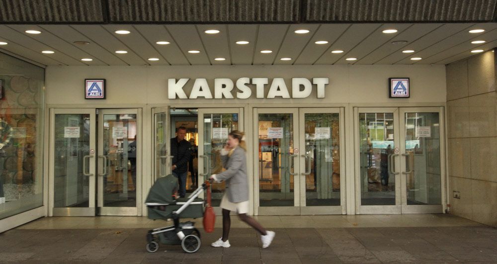 Belegschaft von Benkos Galeria Karstadt Kaufhof in Deutschland geht in Warnstreik
