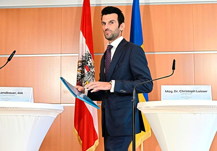 Landeshauptfrau-Stellvertreter Udo Landbauer (FPÖ) bei einer Pressekonferenz in St. Pölten.