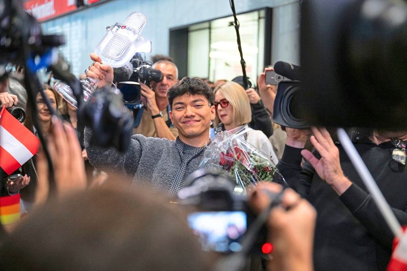 Song-Contest-Sieger JJ am Flughafen frenetisch empfangen: "Würde den ESC sehr gerne in Wien haben"