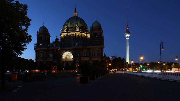 Berlin dreht den Sehenswürdigkeiten das Licht ab - Politik - derStandard.de  › Deutschland