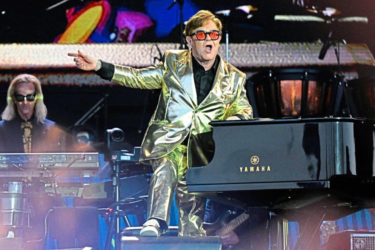 Sänger Elton John am Klavier.