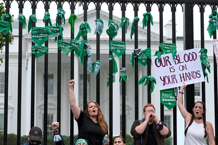 Demonstrantinnen vor dem weißen Haus protestieren gegen Abtreibungsverbote. 