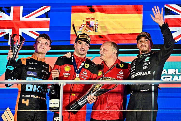 Lando Norris, Carlos Sainz, Ferrari-Teamchef Frédéric Vasseur und Lewis Hamilton auf dem Podium (von links nach rechts).