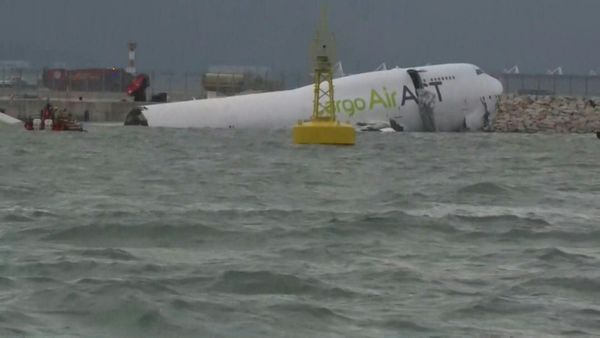 hongkong-flugzeug-rutscht-ins-meer-zwei-tote