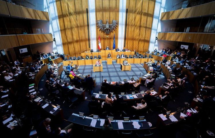 Das Bild zeigt eine Nationalratssitzung im Plenarsaal.