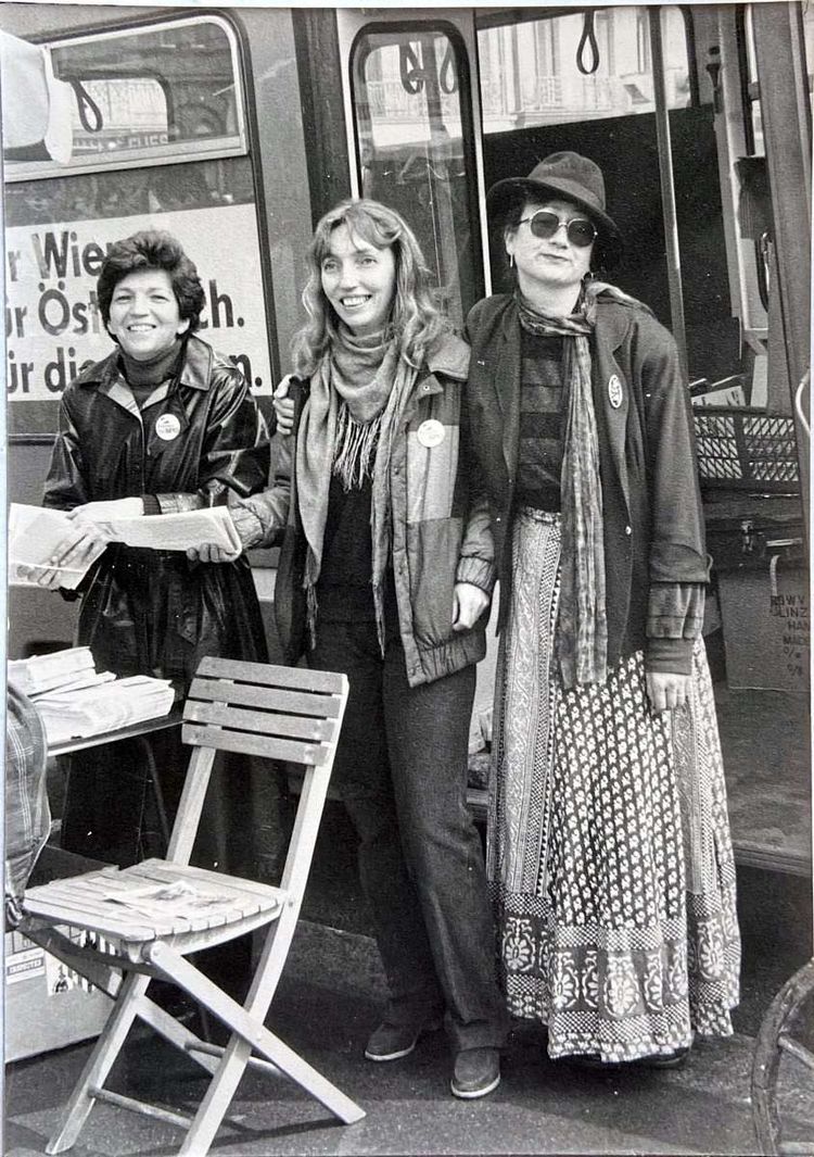 Christine Fink (Mitte) 1978 beim Flyern für Frauenministerin Johanna Dohnal zur Förderung von Mädchen in Tech-Berufen.