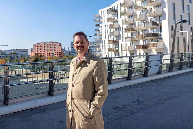 Bezirksvorsteher Marcus Franz auf einer Brücke