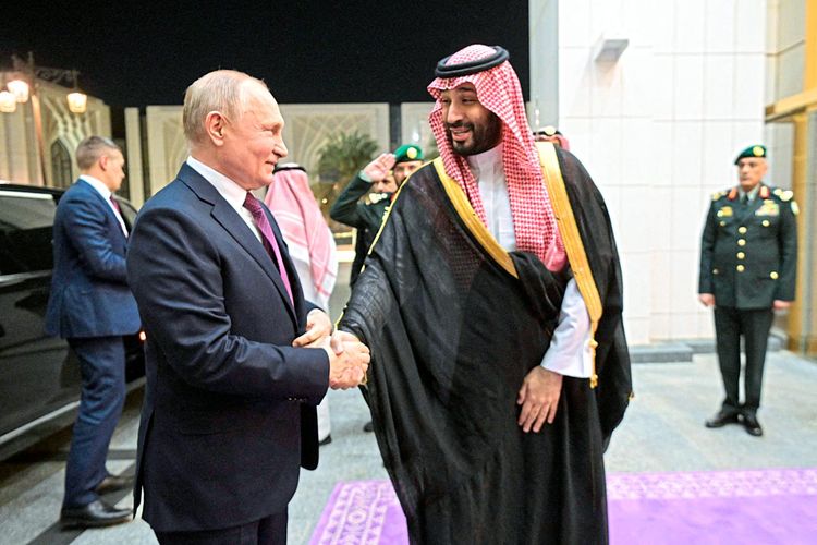 Russlands Präsident Wladimir Putin beim Handshake mit dem saudischen Kronprinzen Mohammed bin Salman.