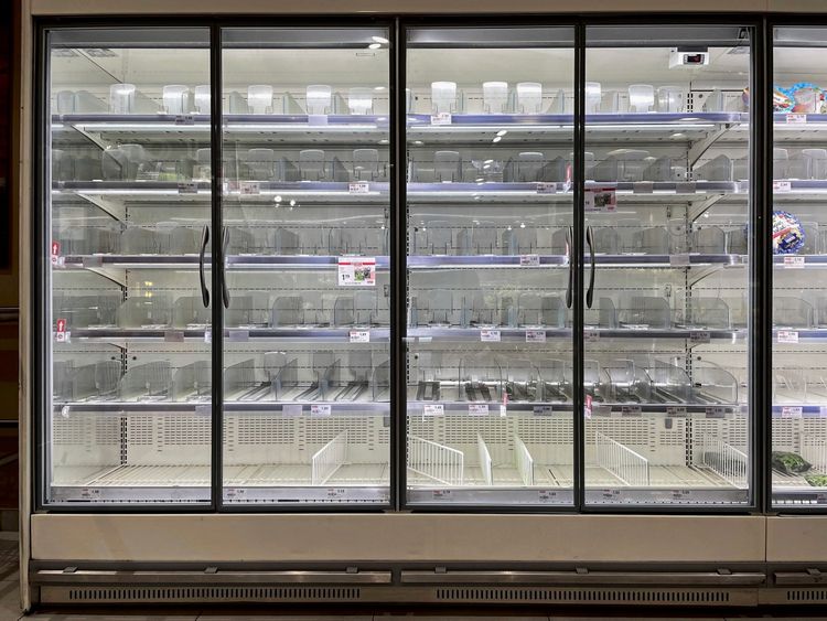 Leere Kühlschrankregale in einem Supermarkt in Neapel, Italien, am 20. Oktober 2026. Die Regale sind aufgrund eines anhaltenden Streiks von Lastwagenfahrern in Süditalien, die gegen steigende Kraftstoffpreise protestieren, fast vollständig leer.