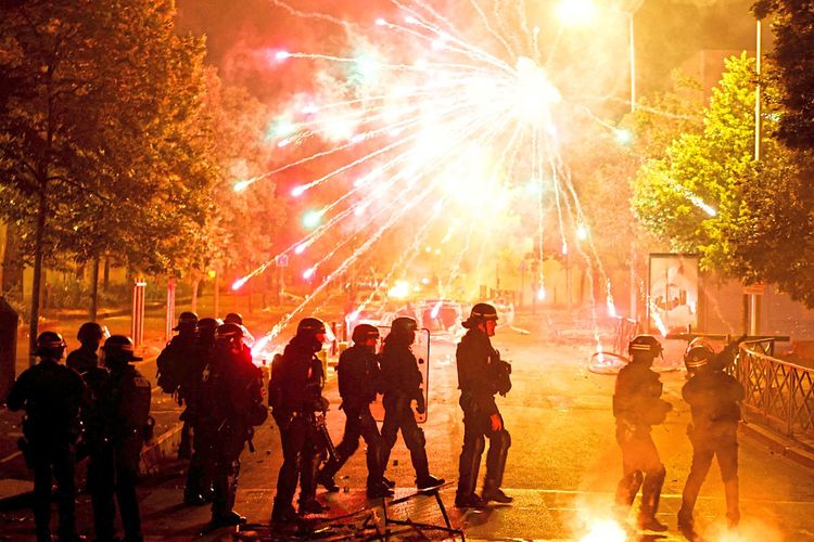 Einsatzkräfte werden mit Feuerwerkskörpern beworfen - Proteste in Frankreich