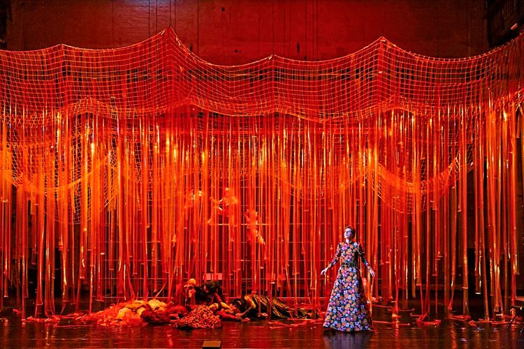 Julia Windischbauer liefert mit lässigem Kurzhaarschnitt als Brünhild ein fulminantes Hauptrollen-Debüt am Burgtheater ab. Die orangen Plastikbänder der Bühne werden derweil zum Ehebett, zu Drachenblut oder für den Showdown im Wald zum effektvollen Blutrinnsal.