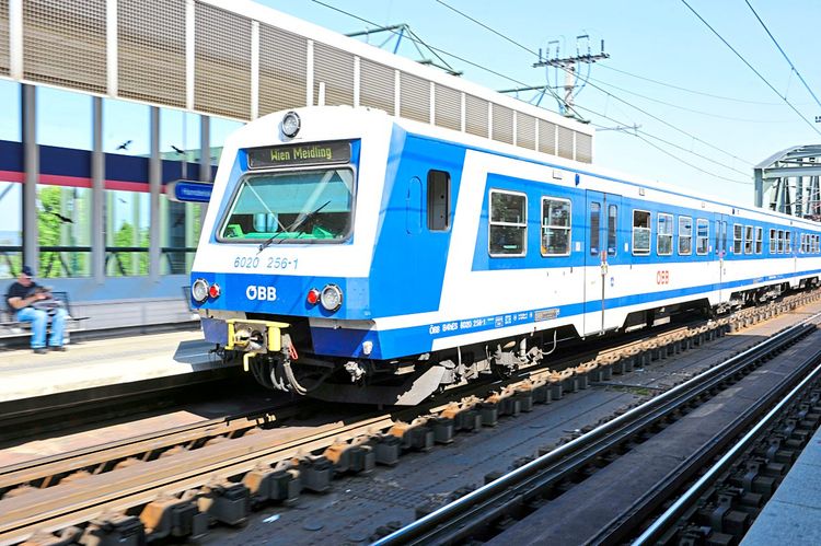 Die blau-weißen Schnellbahnzüge in Wien wurden einst von SGP in Wien-Simmering gebaut und sind seither im Einsatz.