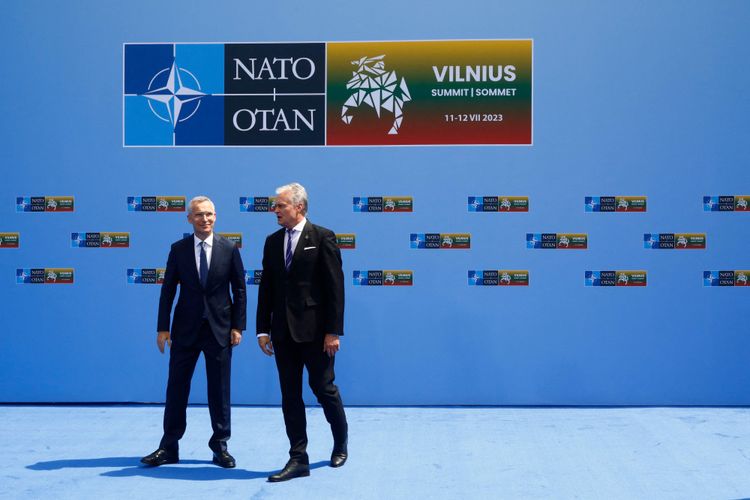 Nato-Generalsekretär Jens Stoltenberg und Litauens Präsident Gitanas Nausėda vor einer blauen Wand mit dem Nato-Logo und dem Logo des Gipfels in Vilnius.