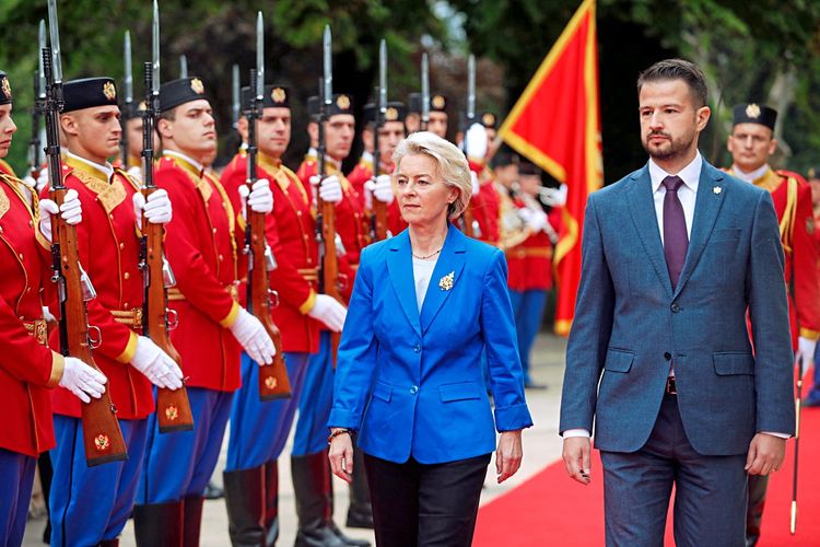 Jakov Milatović und Ursula von der Leyen gehen nebeneinander. Das montenegrinische Militär steht Spalier.